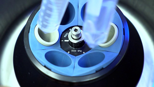 科学家用实验室设备离心机和试管研究样品视频下载