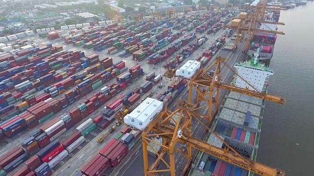 航拍:工业港口和集装箱船视频下载