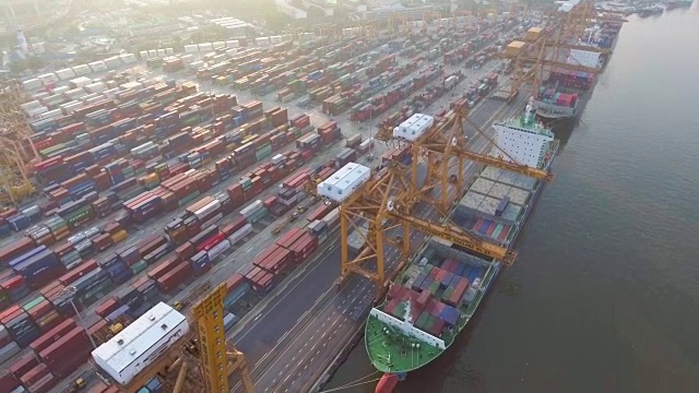 航拍:工业港口和集装箱船视频下载