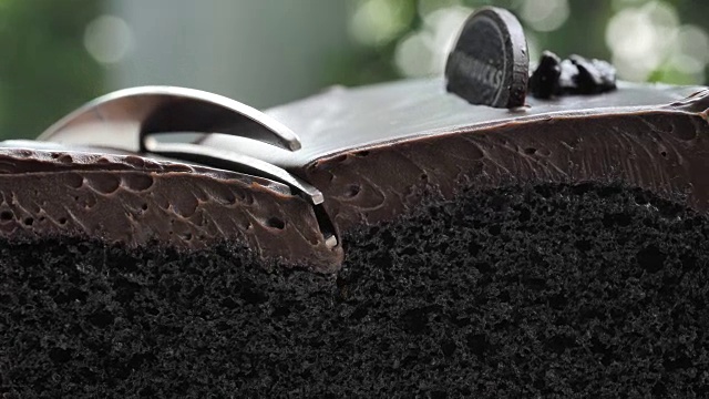 切巧克力蛋糕视频素材