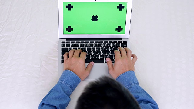 上图:男人使用手提电脑绿色屏幕视频素材