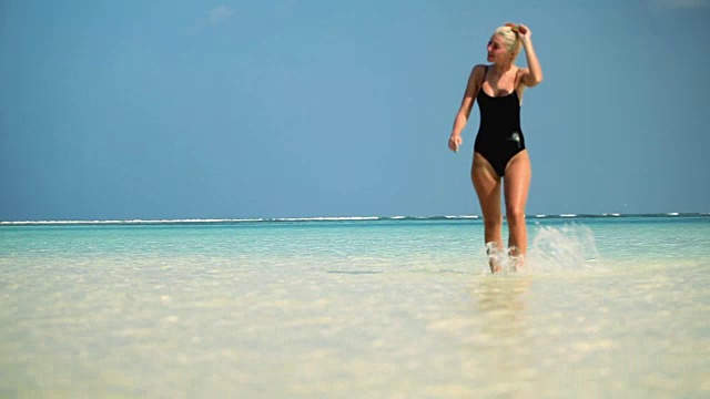整个潮湿诱人的金发女人走过海洋，马尔代夫视频下载