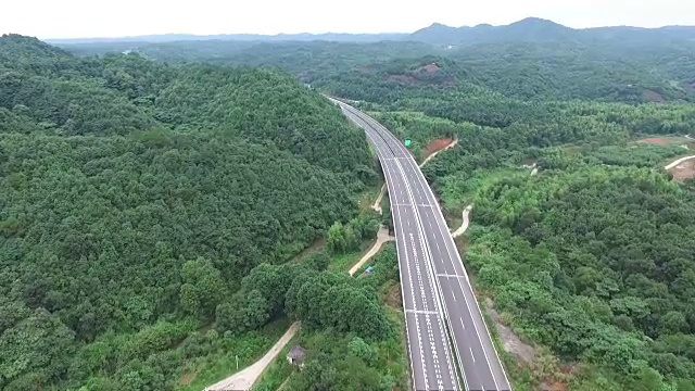 这条高速公路的鸟瞰图穿过群山视频下载