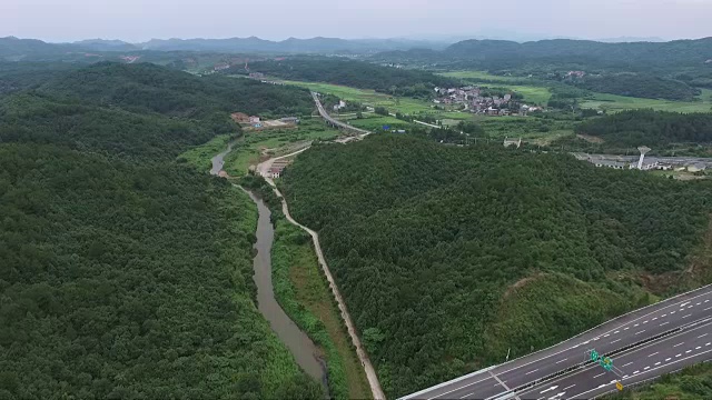 这条高速公路的鸟瞰图穿过群山视频下载