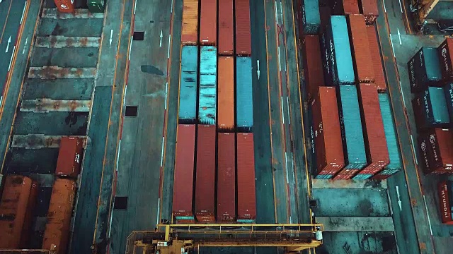 工业港口与集装箱，鸟瞰图视频下载