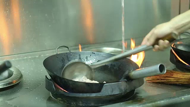 厨房里的锅着火了视频下载