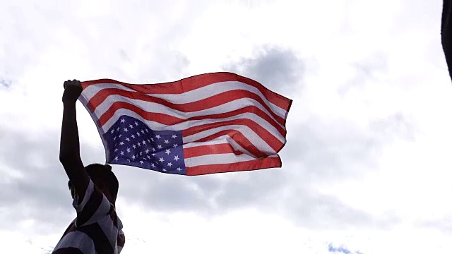 4K MS:带着美国国旗的男孩视频下载