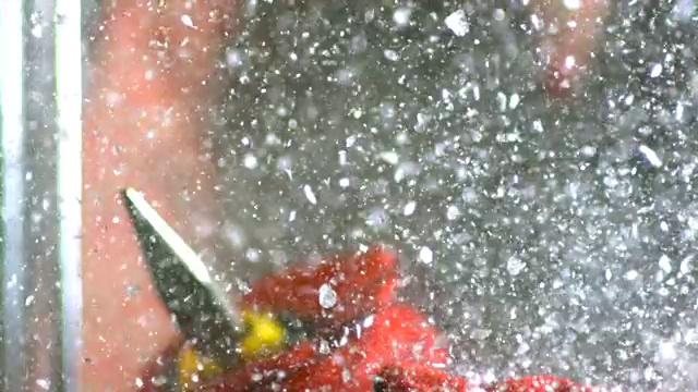 玻璃爆炸的慢动作镜头“鲁珀特王子跌落”。视频素材