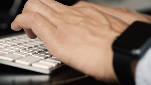 多利拍摄的商人在电脑键盘上打字视频素材
