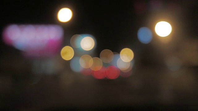 交通灯在晚上与散焦模式视频下载