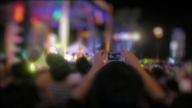 在一场音乐会中手持智能手机的人视频素材
