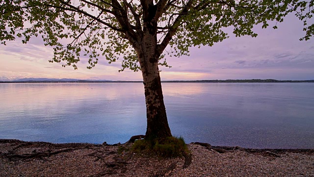 日落时分，德国巴伐利亚州上巴伐利亚安巴赫湖视频素材