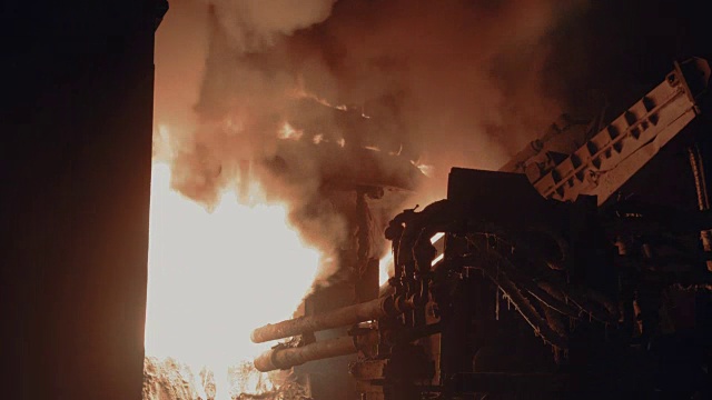 炼钢厂高炉附近的工作机器视频下载