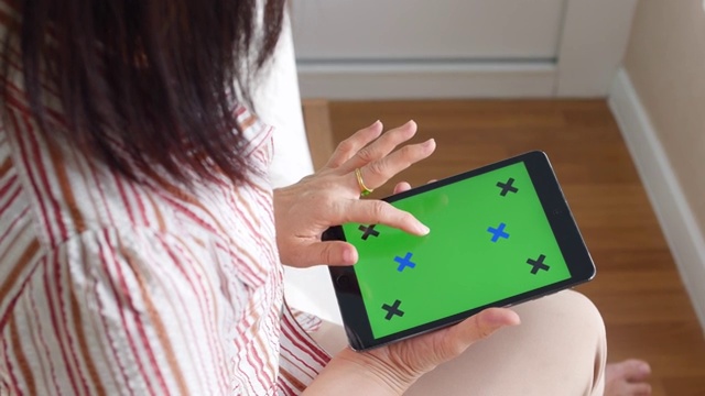 女性使用电子平板电脑技术绿色屏幕视频下载