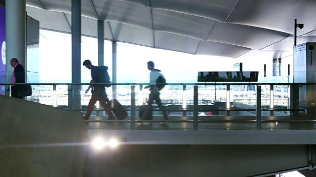 4K伦敦离境和抵达，机场乘客移动情况视频下载