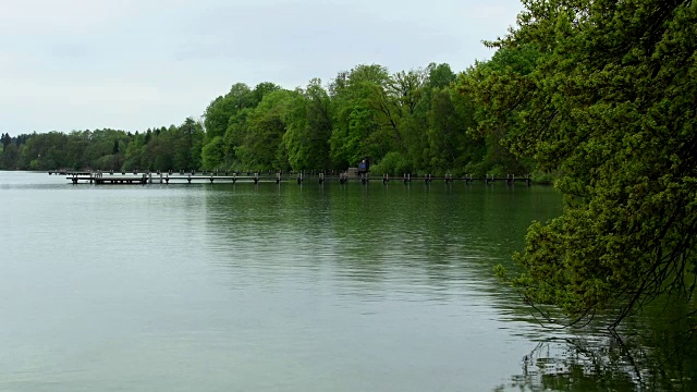 德国上巴伐利亚州富恩芬辛兰的沃什湖，雨中木制码头的海岸线视频素材