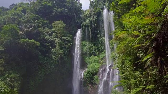 塞昆普尔斐济瀑布Singaraja巴厘岛稳定的无人机视图视频素材