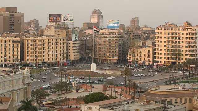 解放广场/开罗/埃及周围的交通状况视频下载