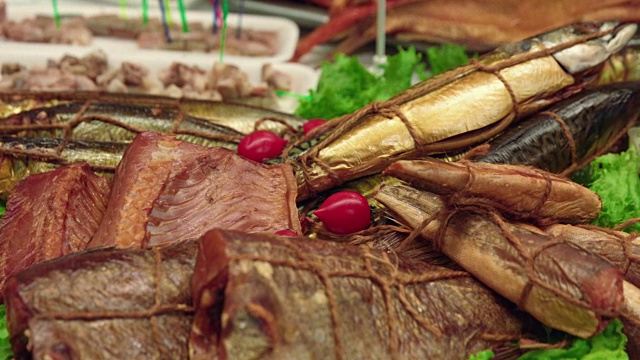 美味的熏鱼配上绿色蔬菜和西红柿视频下载