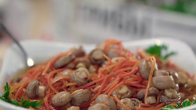 泡菜蘑菇配韩国胡萝卜沙拉视频下载