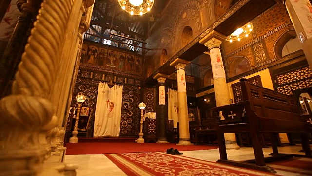 穿过华丽的教堂/开罗/埃及走廊视频下载