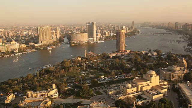 HA WS PAN视角尼罗河和城市在日落/开罗/埃及视频下载