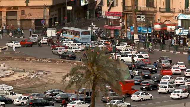埃及开罗塔利尔广场周围的交通视频下载