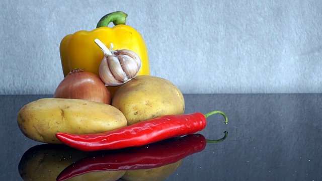 土豆，大蒜，洋葱，黄辣椒和红辣椒缩小视频下载
