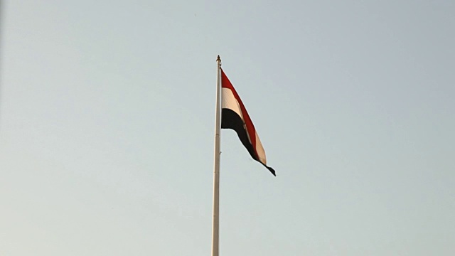 一面埃及国旗从一堵墙后露出视频下载