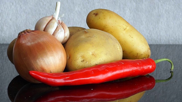 土豆，大蒜，洋葱和红辣椒放大视频下载
