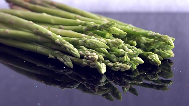 放大一束芦笋(芦笋)的春天蔬菜视频下载