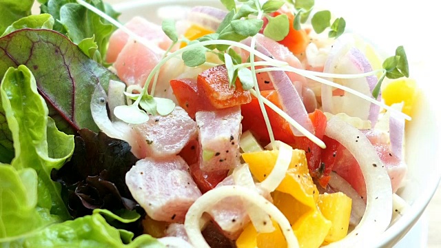 新鲜的金枪鱼配蔬菜沙拉视频下载