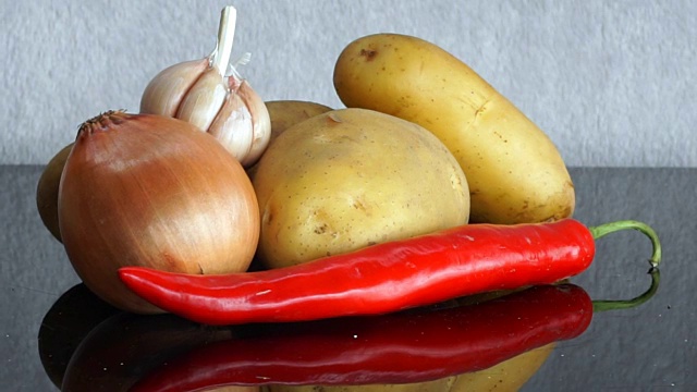 土豆，大蒜，洋葱和红辣椒缩小视频下载