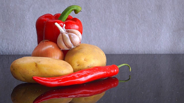 土豆，大蒜，洋葱，红甜椒和红辣椒放大视频下载