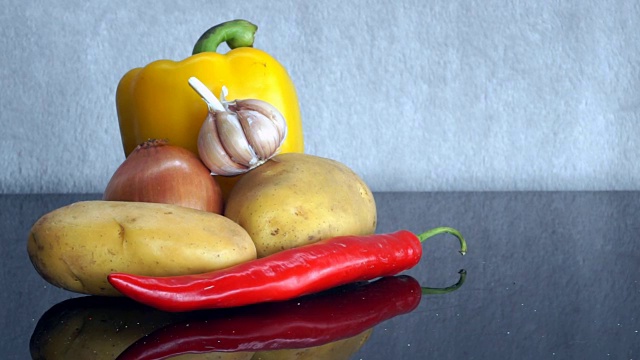土豆，大蒜，洋葱，黄辣椒和红辣椒放大视频下载