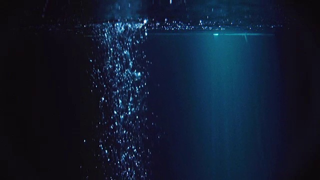 神秘的水下气泡风景视频素材