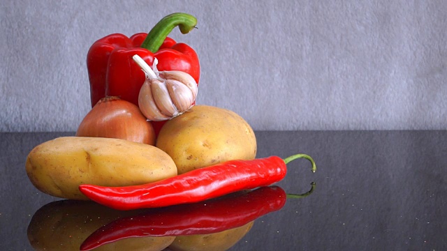 土豆，大蒜，洋葱，红甜椒和红辣椒缩小视频下载