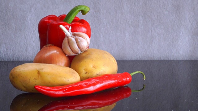 土豆，大蒜，洋葱，红甜椒和红辣椒缩小视频下载