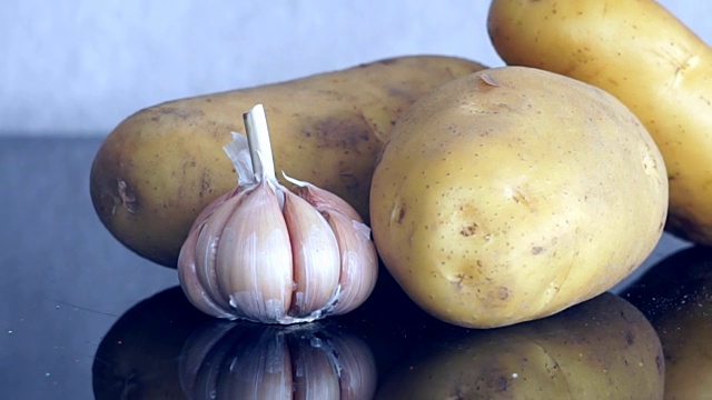 把桌上的土豆和蒜瓣缩小视频下载