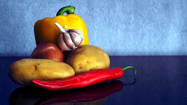 土豆，大蒜，洋葱，黄甜椒和红辣椒放大视频下载