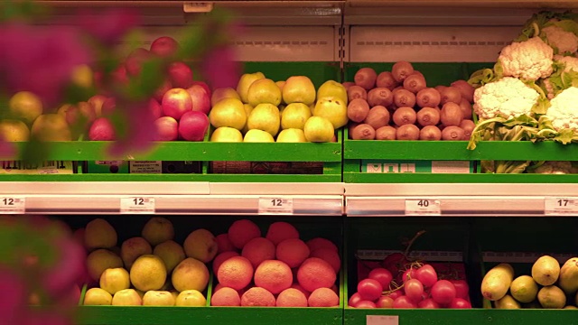 超市里摆满水果的货架视频下载