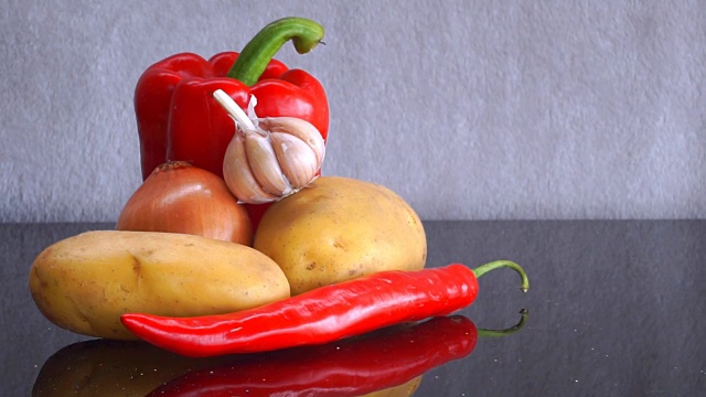 土豆，大蒜，洋葱，红辣椒和红辣椒缩小视频下载