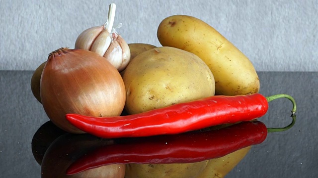 土豆，大蒜，洋葱和红辣椒放大视频下载