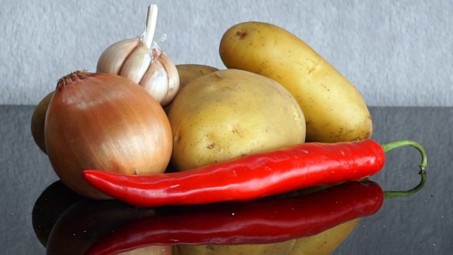 土豆，大蒜，洋葱和红辣椒缩小视频下载