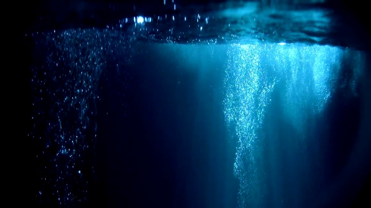 神秘的水下风景和发光的气泡视频下载
