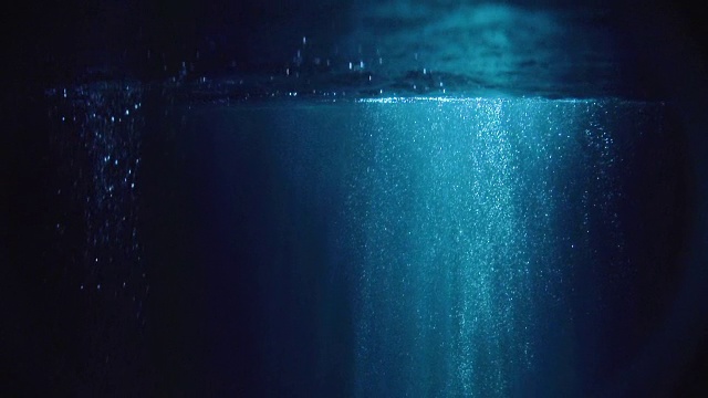 神秘的水下风景和发光的气泡视频素材