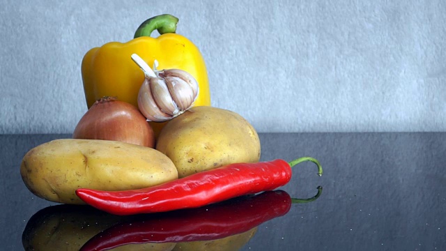 土豆，大蒜，洋葱，黄辣椒和红辣椒缩小视频下载