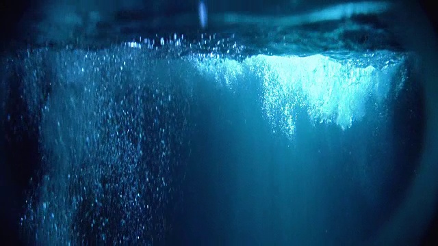 神秘的水下气泡风景。背景中有明亮的物体视频素材