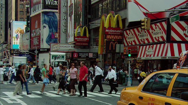 美国纽约曼哈顿时代广场47街的交通和行人穿过第七大道视频下载