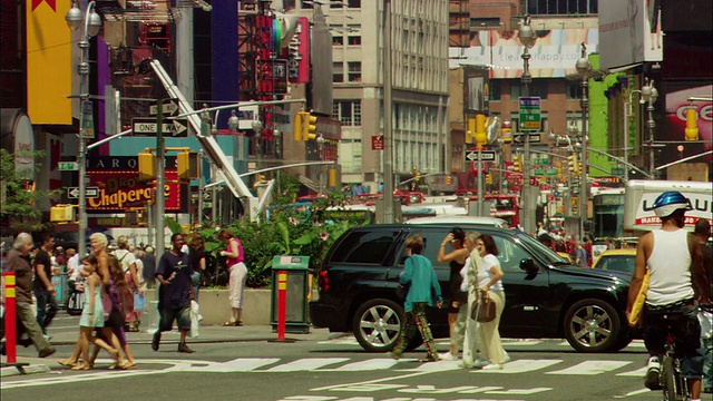 美国纽约曼哈顿时代广场44街的行人穿过百老汇大街视频下载